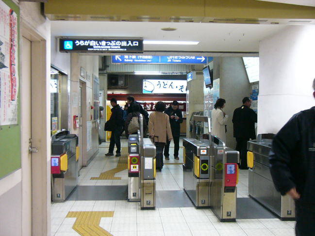 年中地下にいるような鶴橋駅西口